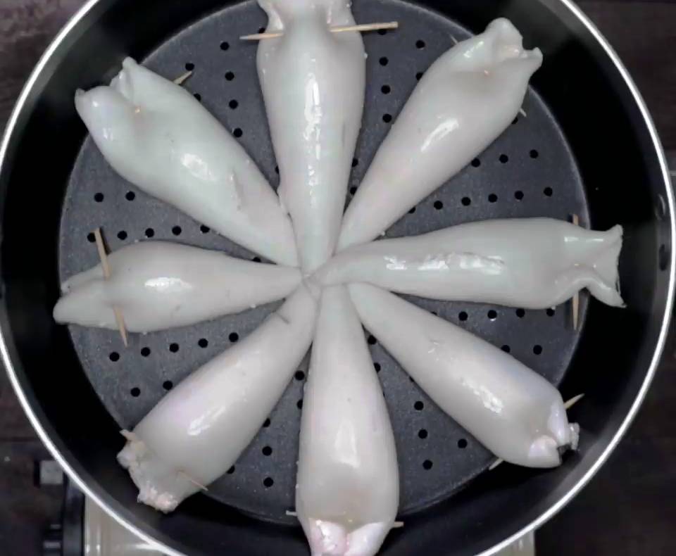 Mengisi kalio cumi (instagram.com/tastemadeindonesia)