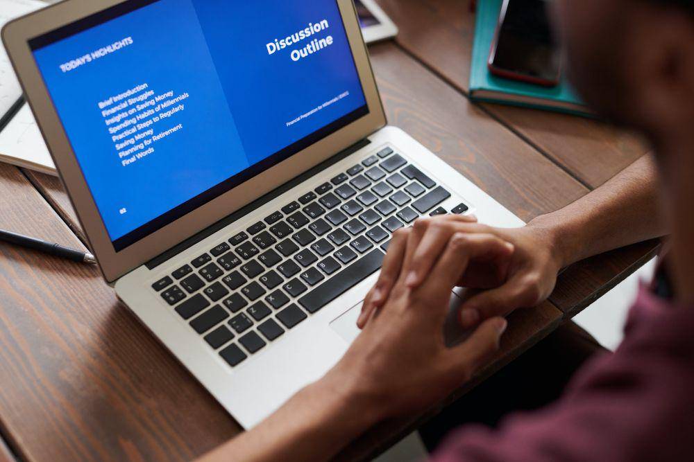 ilustrasi seorang pria di depan laptopnya. (Pexels.com/fauxels)