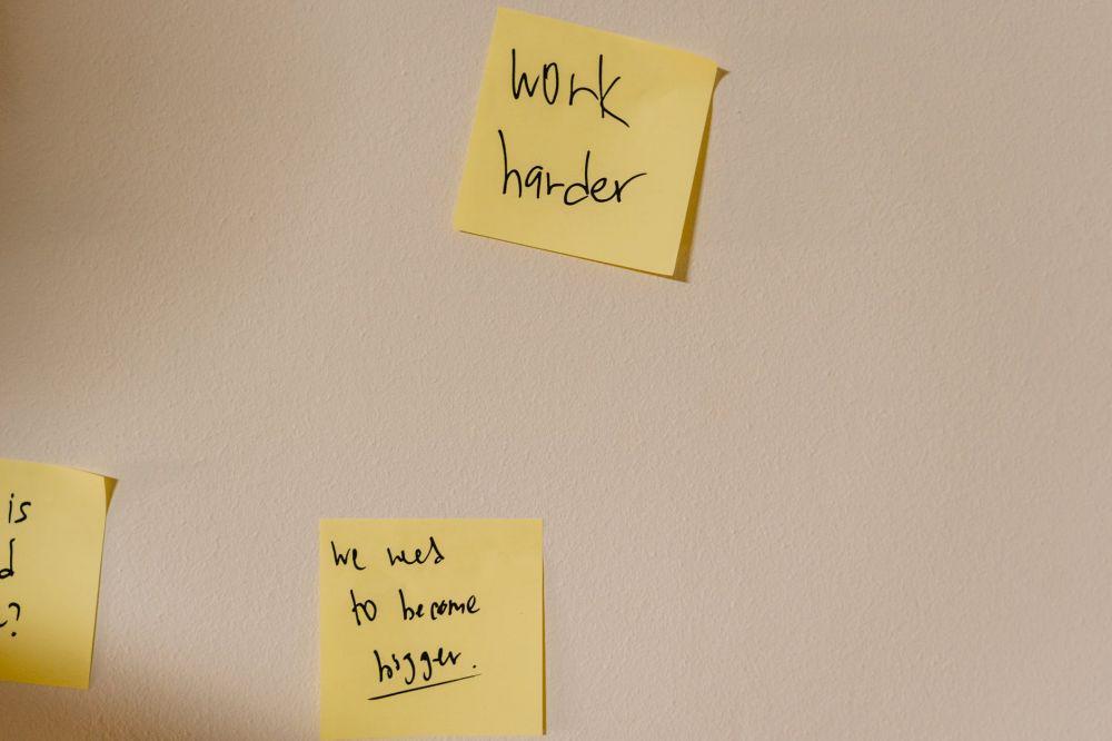 ilustrasi tulisan penyemangat pada sticky notes. (Pexels.com/Tima Miroshnichenko)