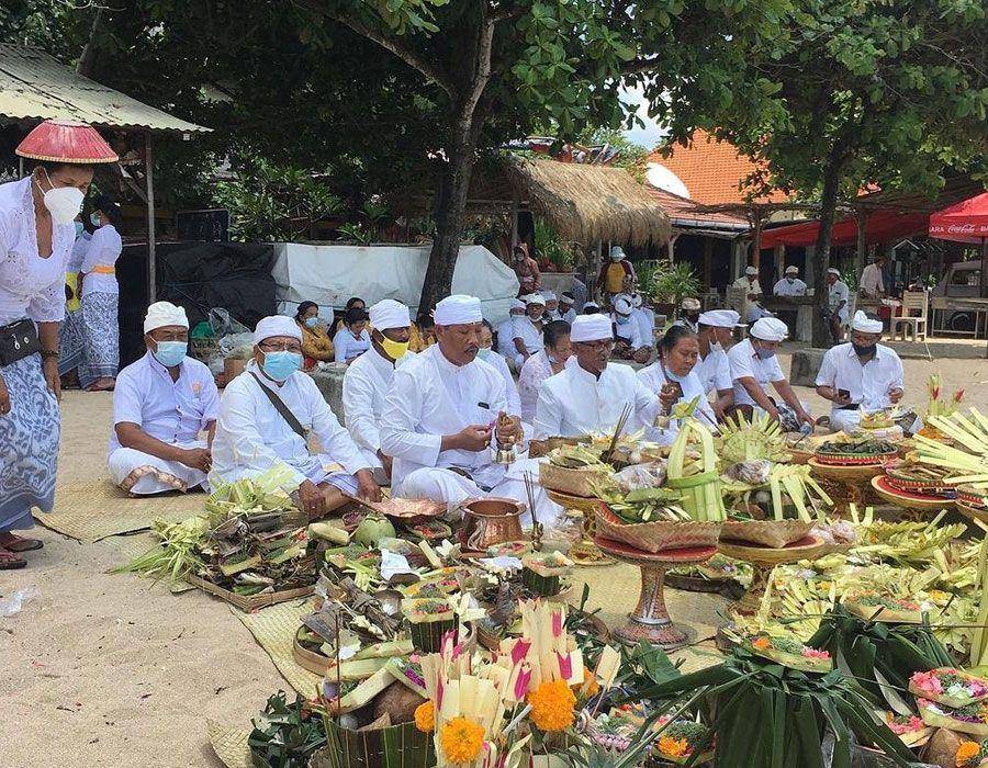 Warga Desa Renon sedang melakukan upacara adat. (dok. Desa Adat Renon)