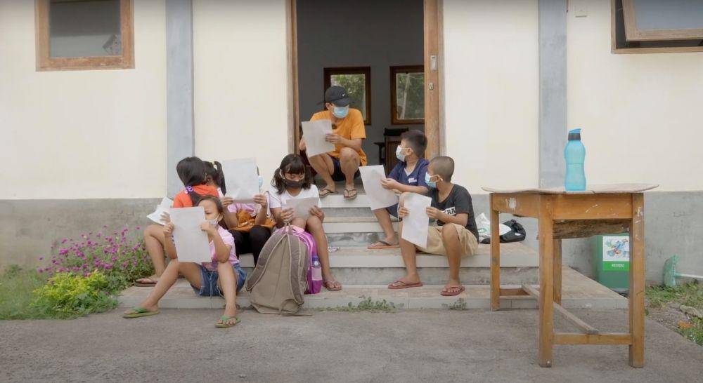 I Gede Andika Wira Teja dan anak-anak Desa Pemuteran, Buleleng (youtube.com/Jejak Literasi Bali)