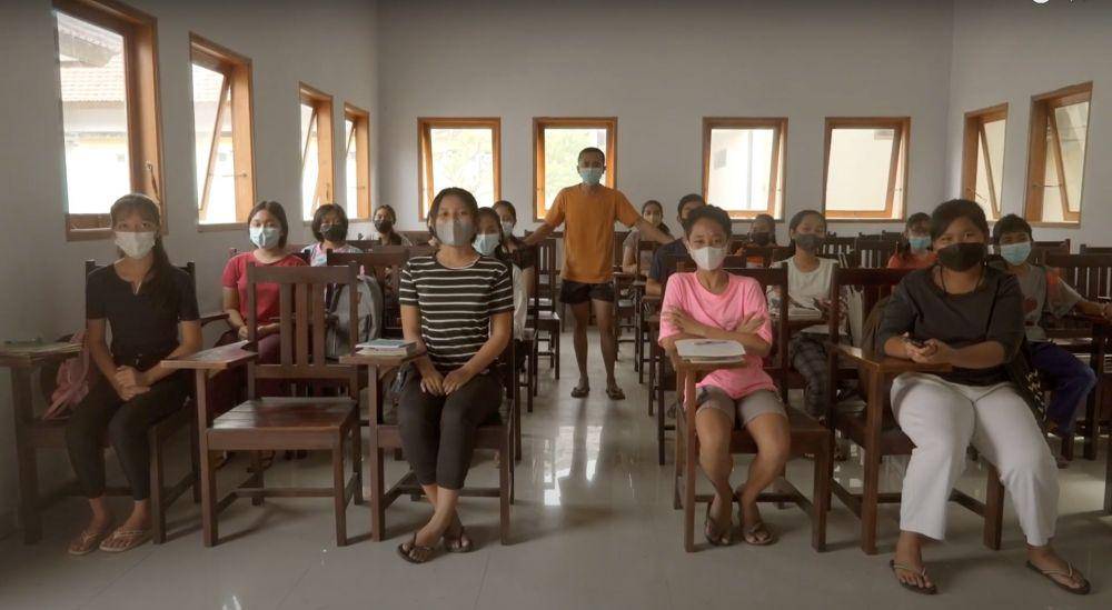 I Gede Andika Wira Teja bersama siswa KREDIBALI (youtube.com/Jejak Literasi Bali)