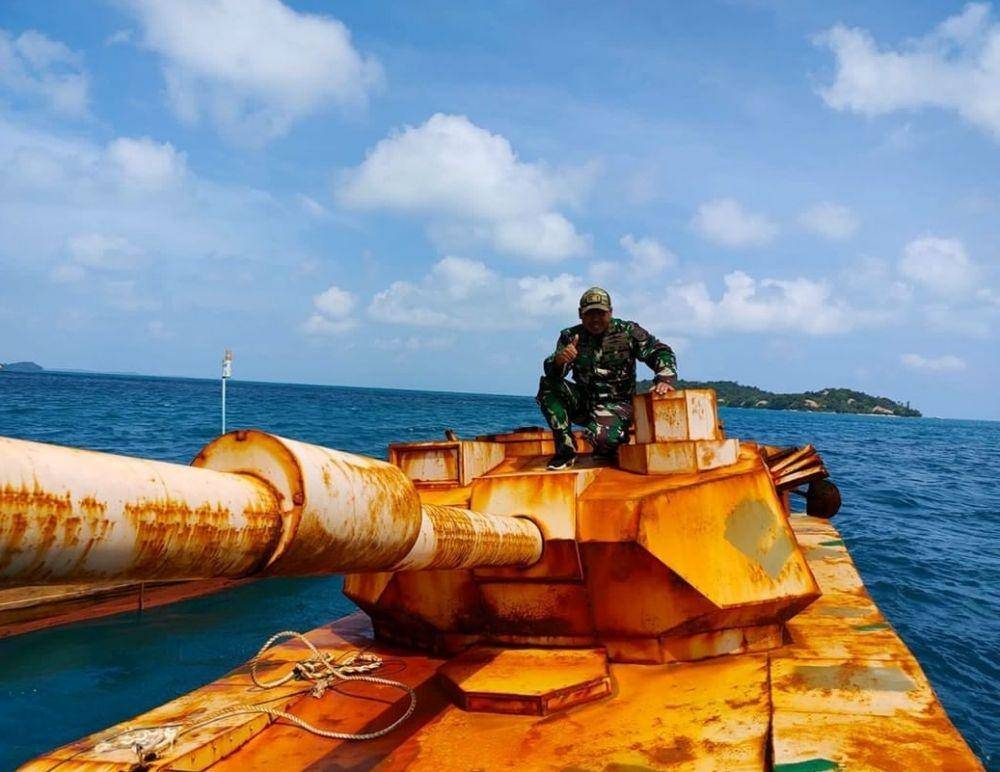 Pangkalan Utama TNI Angkatan Laut (Lantamal) IV Tanjungpinang menemukan benda menyerupai tank (kendaraan tempur) di perairan Natuna, Kepulauan Riau pada Desember 2021 (www.instagram.com/@tni_angkatan_laut)