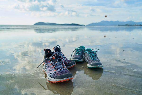 Ilustrasi sepatu lari pria dan wanita (pixabay/Engin_Akyurt)