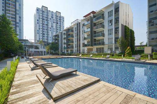 Fasilitas kolam renang di apartemen (Shutterstock/jamesteohart)