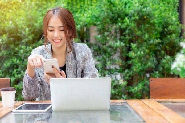Ilustrasi nasabah menggunakan digital banking (Shutterstock/Nutlegal Photographer)