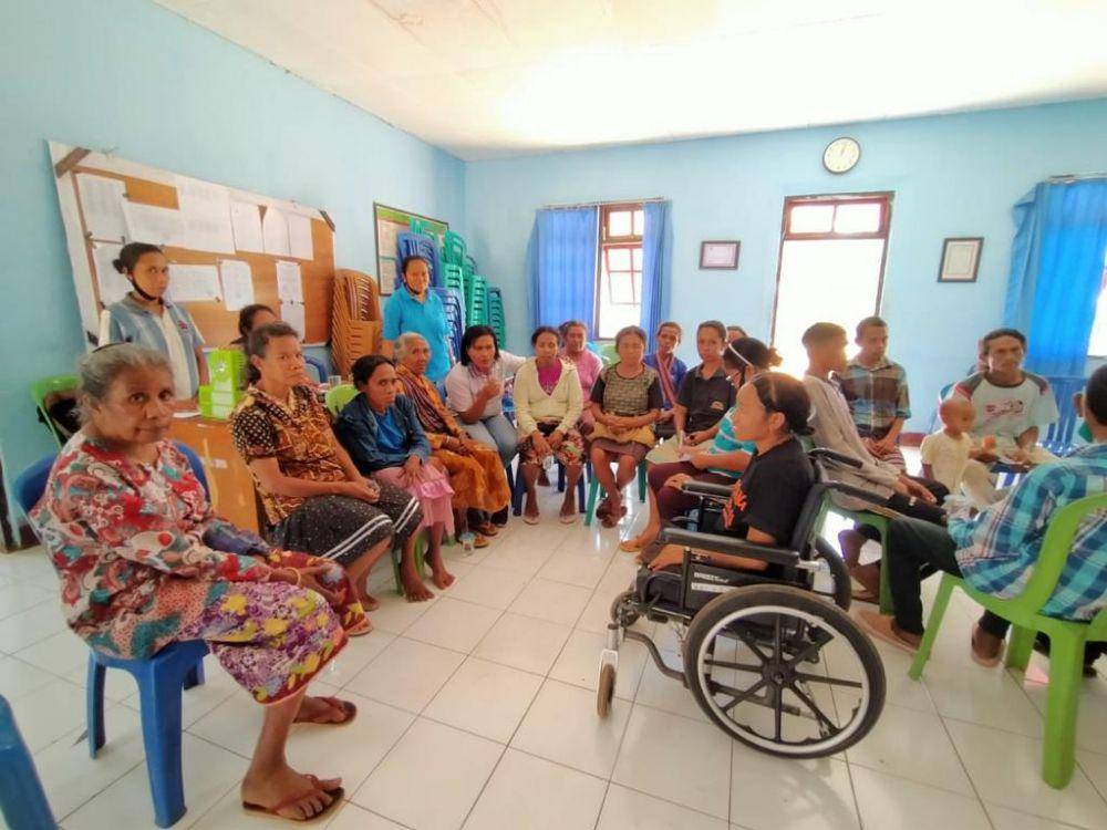 Elmi berbaju hitam dengan kursi roda. (dok. Pribadi/Elmi Sumarni Ismau)