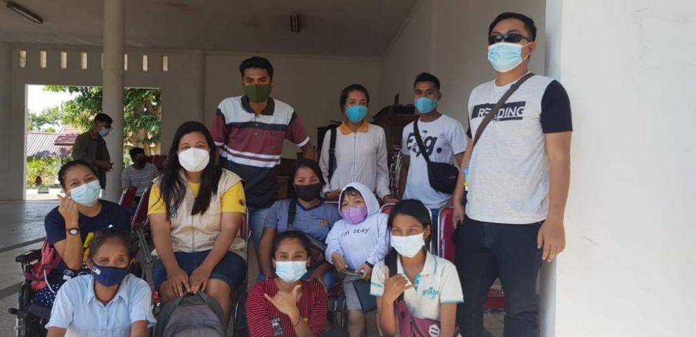Elmi berbaju biru tua dengan kursi roda. (dok. Pribadi/Elmi Sumarni Ismau)
