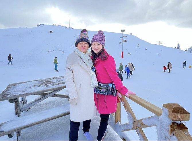 Natwil (Instagram.com/natashawilona12)