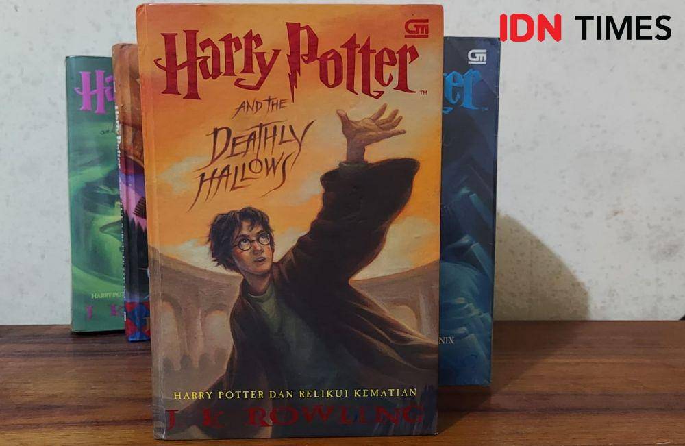 Buku Harry Potter and The Deathly Hallows (IDNTimes/Wira Sanjiwani)