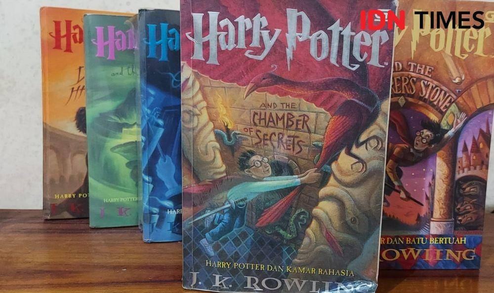 Buku Harry Potter and The Chamber of Secret (IDNTimes/Wira Sanjiwani)