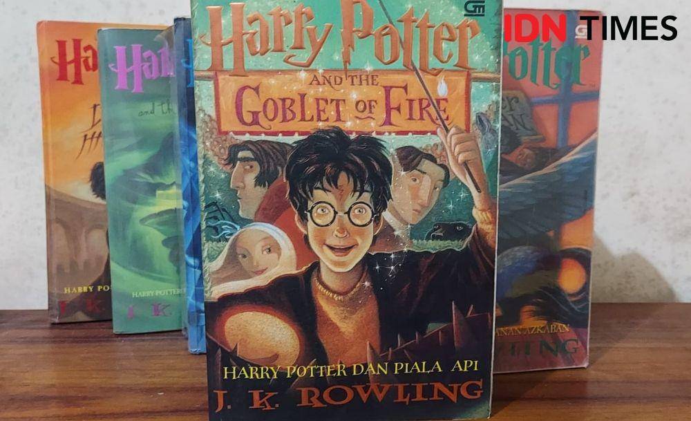 Buku Harry Potter and The Goblet Of Fire  (IDNTimes/Wira Sanjiwani)