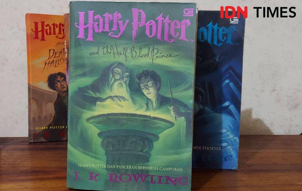 Buku Harry Potter and The Half Blood Prince. (IDNTimes/Wira Sanjiwani)
