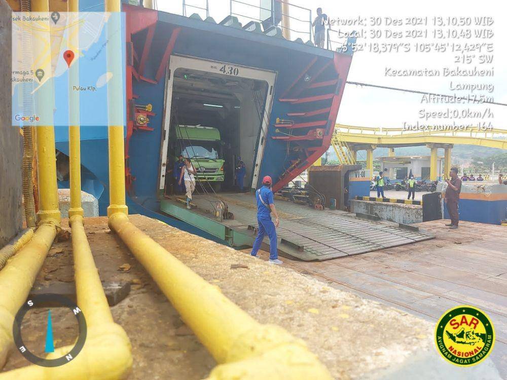 Kapal Motor Penumpang (KMP) Amadea milik PT ASDP Indonesia Ferry kandas di Pulau Kandang Lunik berhasil ditarik oleh tim gabungan SAR Lampung, Kamis (30/12/2021) sekitar pukul 11.55 WIB. (IDN Times/Istimewa)