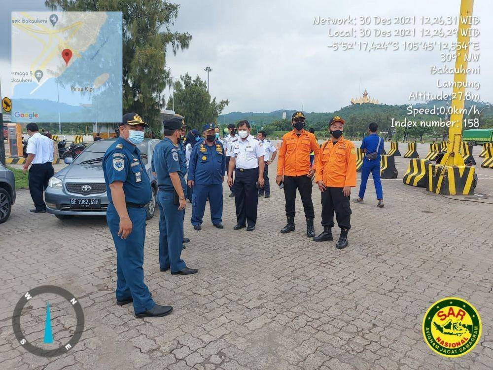 Kapal Motor Penumpang (KMP) Amadea milik PT ASDP Indonesia Ferry kandas di Pulau Kandang Lunik berhasil ditarik oleh tim gabungan SAR Lampung, Kamis (30/12/2021) sekitar pukul 11.55 WIB. (IDN Times/Istimewa)