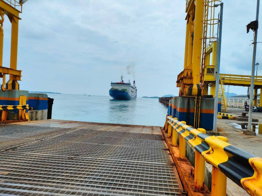 Kapal Motor Penumpang (KMP) Amadea milik PT ASDP Indonesia Ferry kandas di Pulau Kandang Lunik berhasil ditarik oleh tim gabungan SAR Lampung, Kamis (30/12/2021) sekitar pukul 11.55 WIB. (IDN Times/Istimewa)