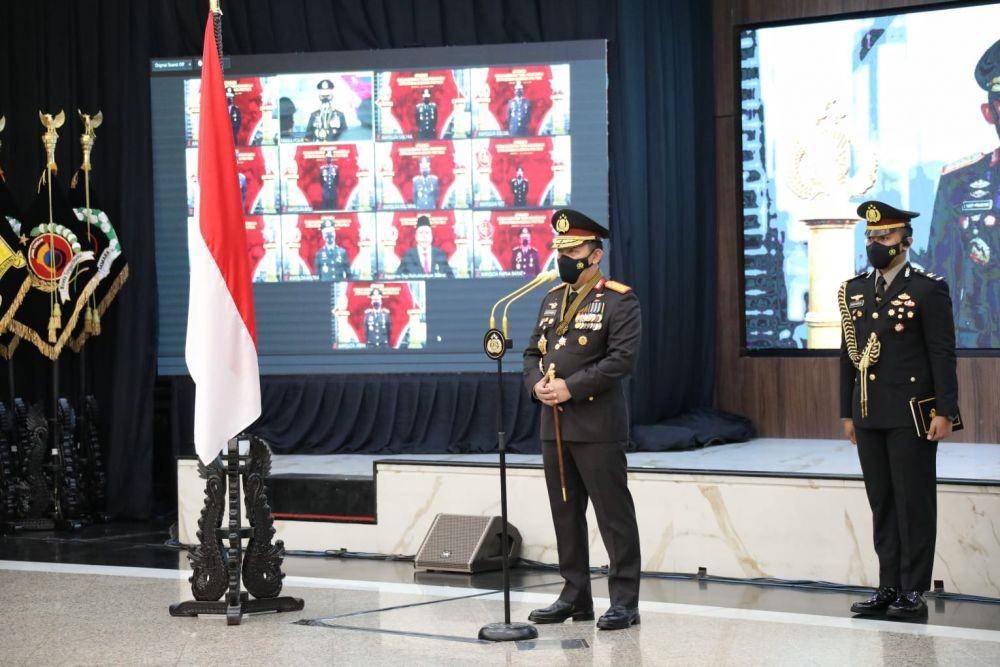Kapolri Jenderal Listyo Sigit menyematkan Bintang Bhayangkara Pratama kepada 61 perwira tinggi Polri, 8 perwira tinggi TNI dan 5 ASN di Gedung Rupatama Mabes Polri, Jakarta Selatan, Kamis (30/12/2021). (dok. Humas Polri)