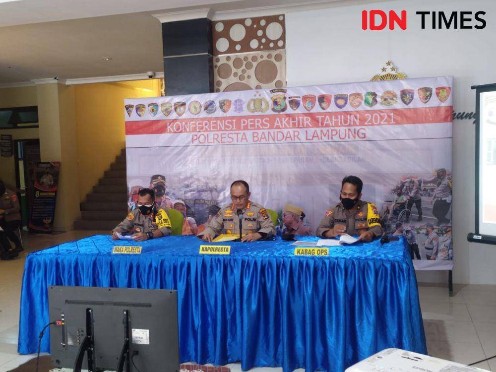 Polresta Bandar Lampung menerima laporan tindak pidana kriminalitas mencapai 2.523 kasus dan 1.646 perkara di antaranya berhasil diselesaikan di sepanjang 2021. (IDN Times/Tama Yudha Wiguna)