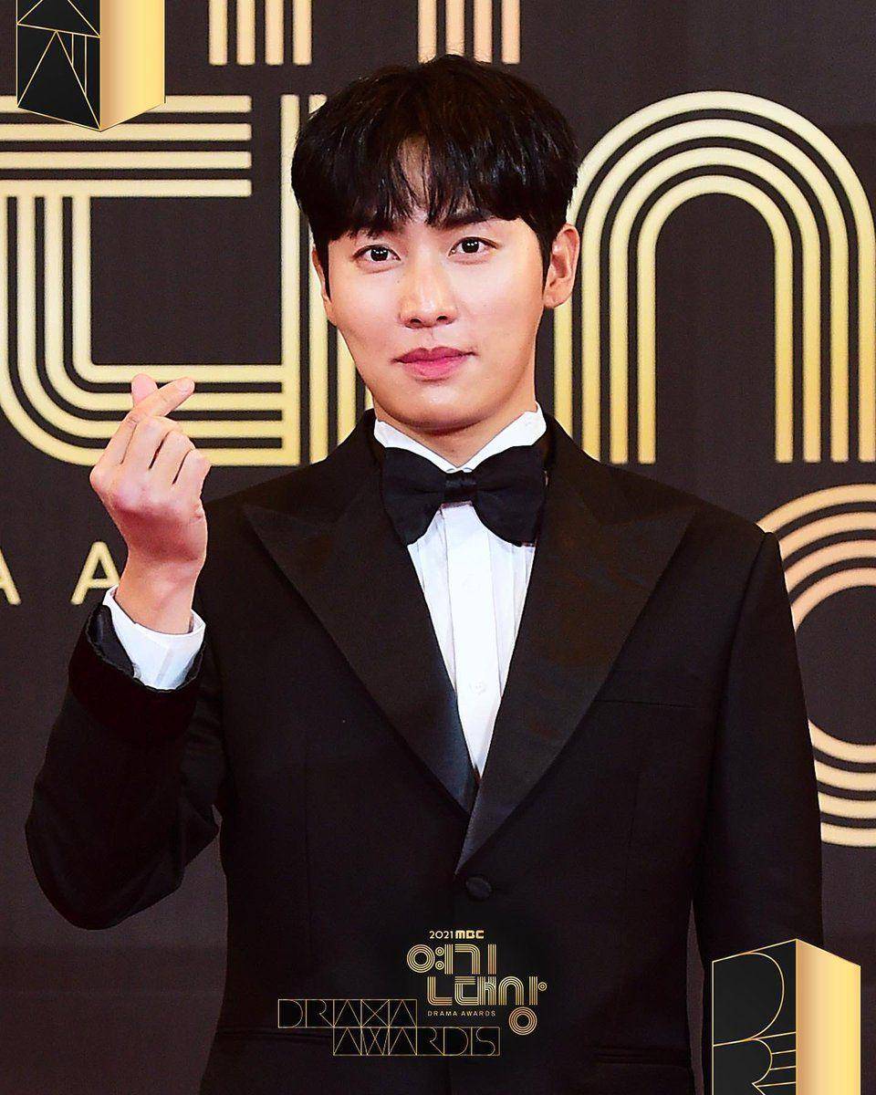 Kwon Hwa Woon di red carpet MBC Drama Awards 2021 (instagram.com/mbcdrama_now)