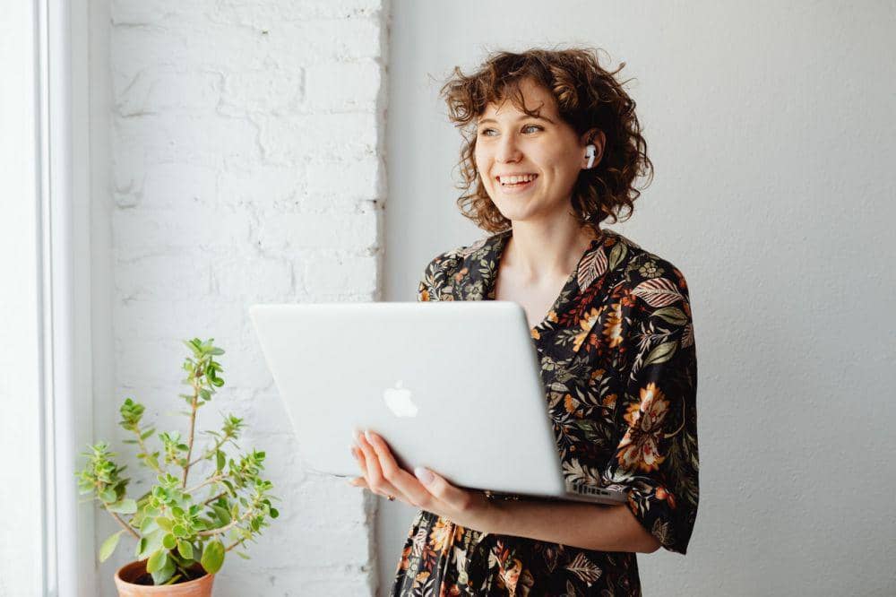 ilustrasi perempuan dengan laptop (pexels.com/Karolina Grabowska)