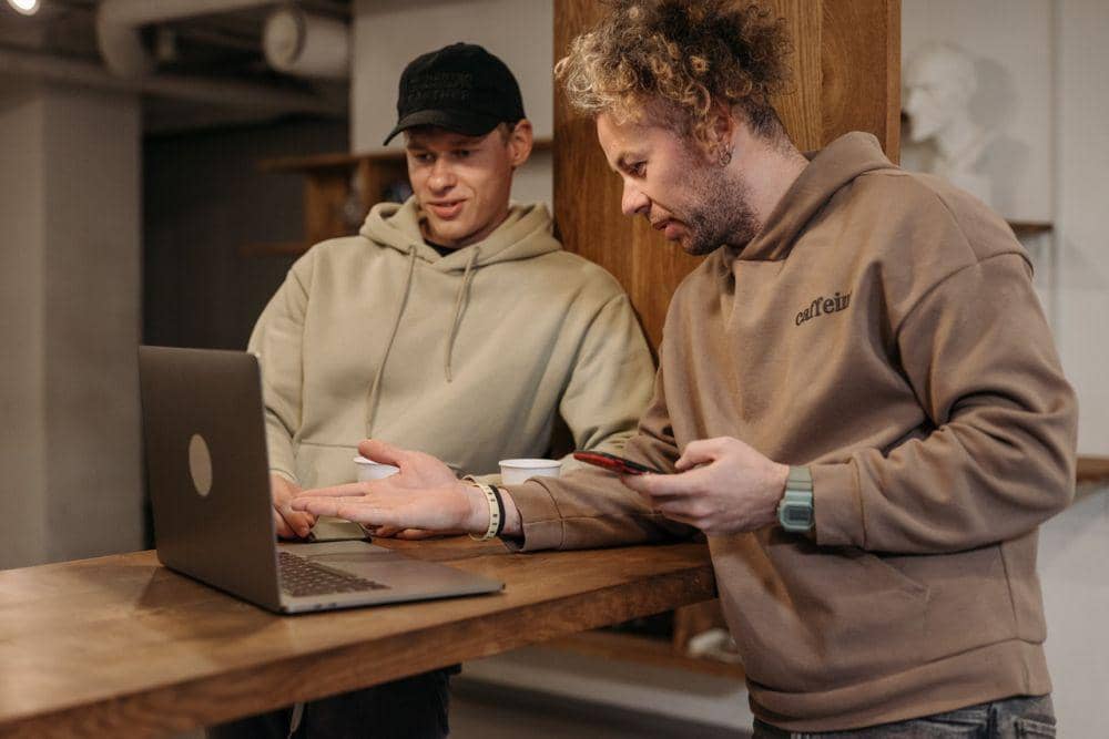 ilustrasi belajar dari teman (pexels.com/Pavel Danilyuk)