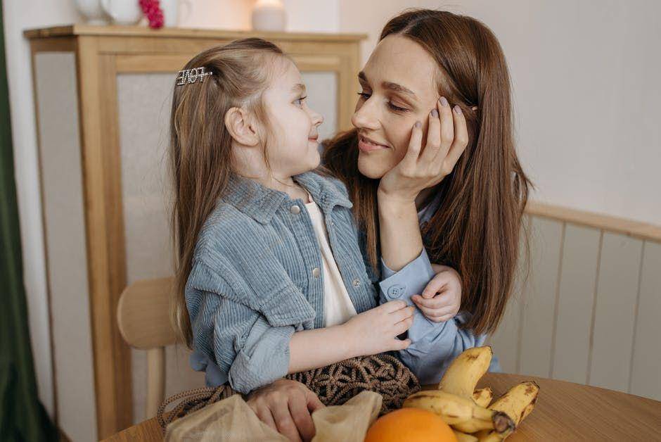 ilustrasi orangtua dan anak (pexels.com/Pavel Danilyuk)