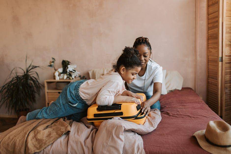 ilustrasi orangtua dan anak (pexels.com/Vlada Karpovich)