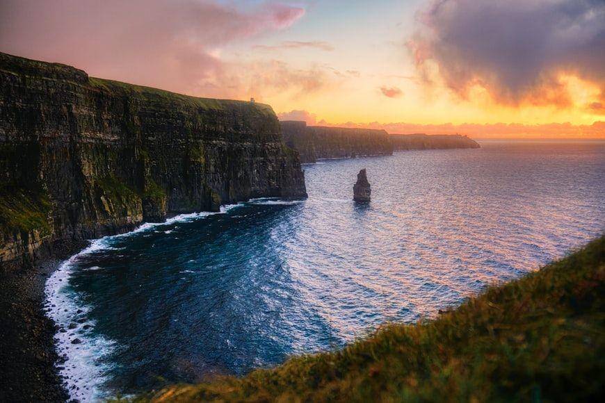 The Cliffs of Moher (unsplash.com/Federico Beccari)