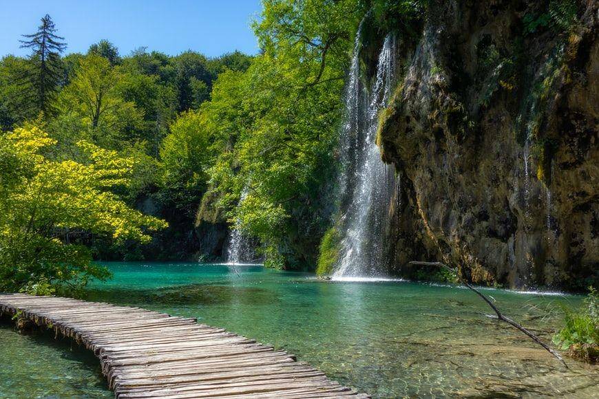 Plitvice Lakes National Park (unsplash.com/Ilse)