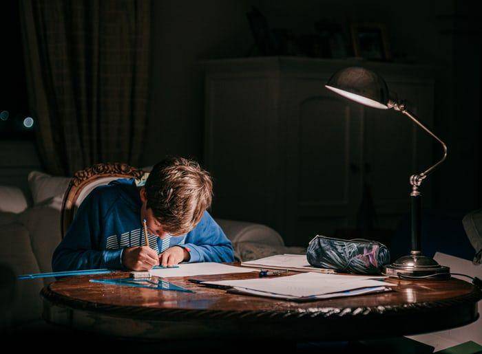 Ilustrasi seorang anak yang sedang belajar di malam hari (unsplash.com/Nicolo Canu)