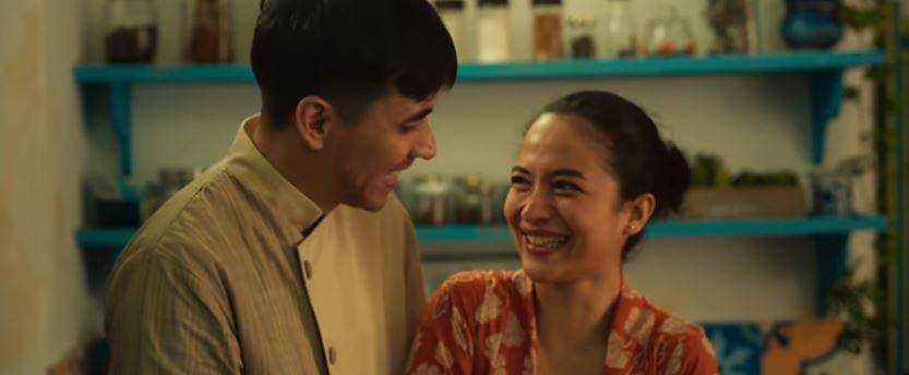 Putri Marino dan pasangannya di film (dok. Ideosource Entertainment/Losmen Bu Broto)