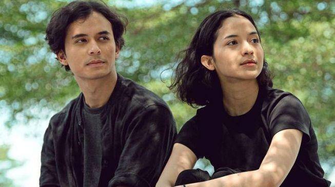 Putri Marino dan pasangannya di film (dok. Relate Films/One Night Stand)