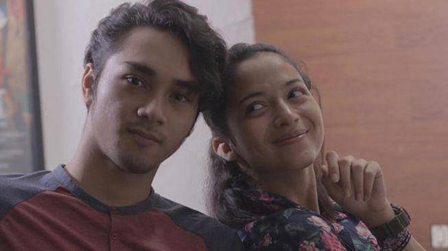 Putri Marino dan pasangannya di film (dok. Bintang Pictures/Terima Kasih Cinta)