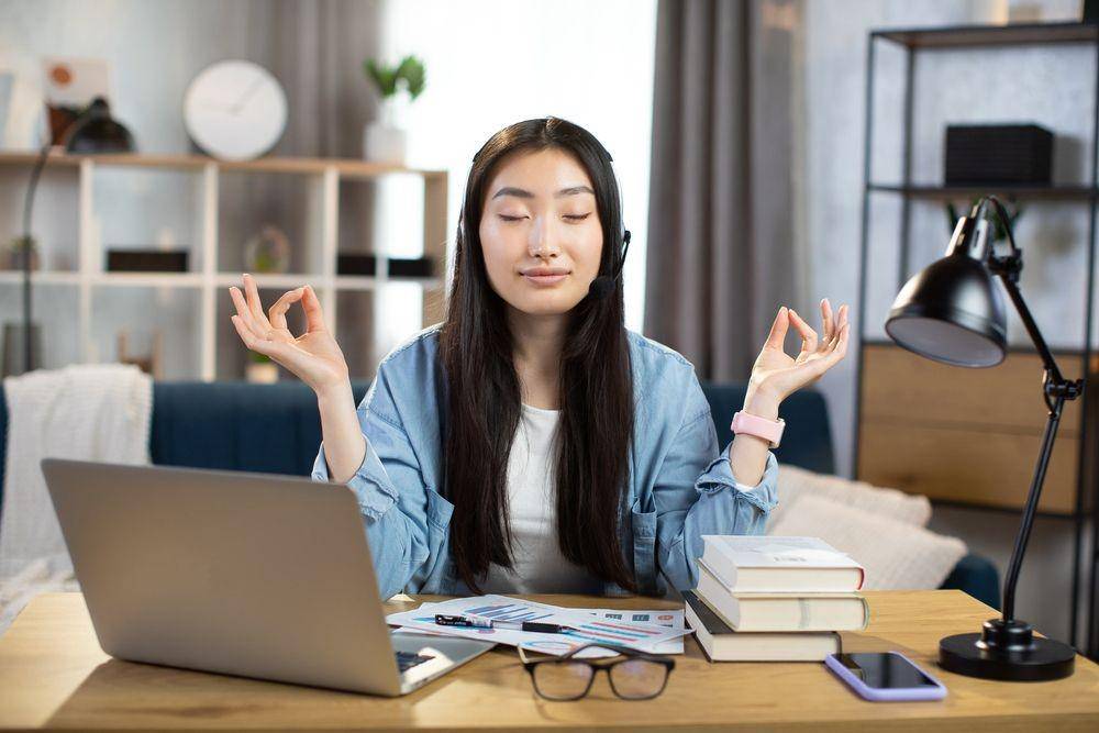 Ilustrasi merasa puas di tengah kesibukannya (Shutterstock/SofikoS)