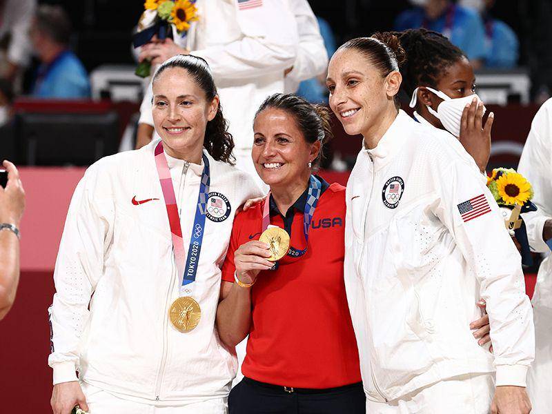 Sue Bird (kiri) dan Diana Taurasi (kanan) mengantarkan tim putri Amerika Serikat menjadi juara Olimpiade sejak 2004. (olympics.com)