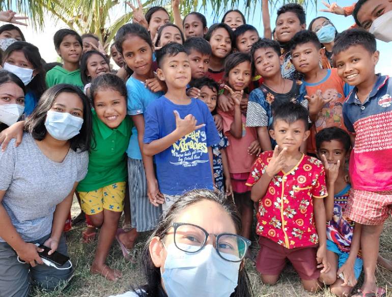 Tata bersama anak-anak di Tenggara Youth Community (Dok. Tenggara Youth Community)