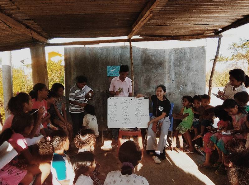 Tata bersama anak-anak di Tenggara Youth Community (Dok. Tenggara Youth Community)