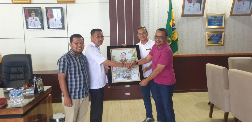 Sedulur Selawase Serahkan Lukisan Digital Karikatur pada Bupati Edimin