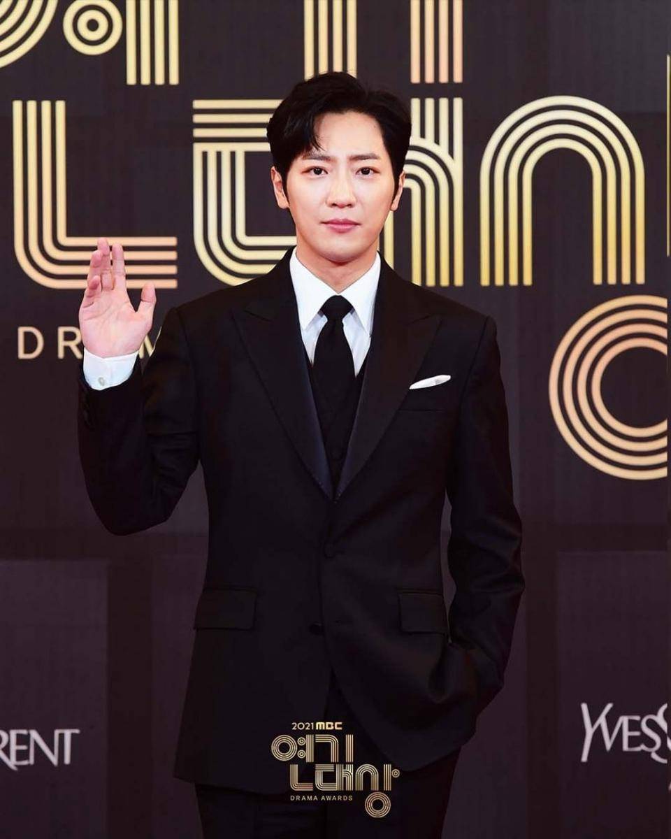 Lee Sang Yeob di red carpet MBC Drama Awards 2021 (instagram.com/mbcdrama_now)