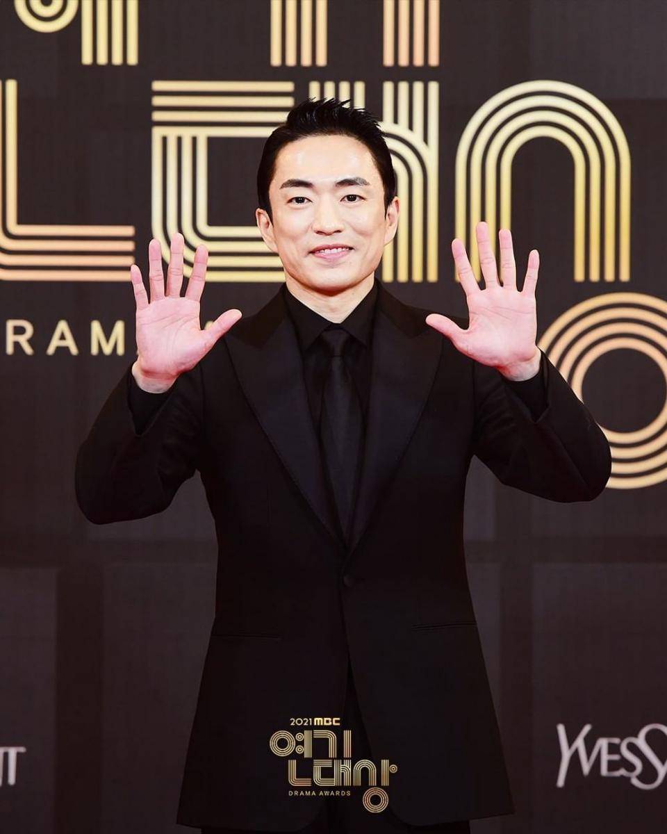 Jung Moon Sung di red carpet MBC Drama Awards 2021 (instagram.com/mbcdrama_now)