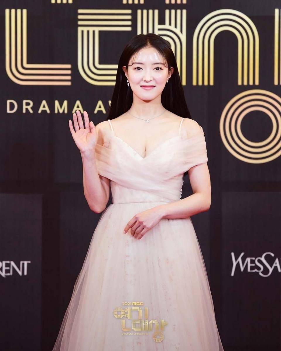 Lee Se Young di red carpet MBC Drama Awards 2021 (instagram.com/mbcdrama_now)