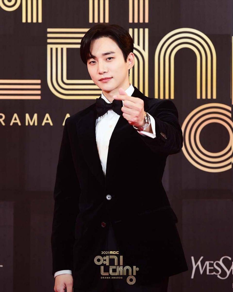 Lee Junho di red carpet MBC Drama Awards 2021 (instagram.com/mbcdrama_now)