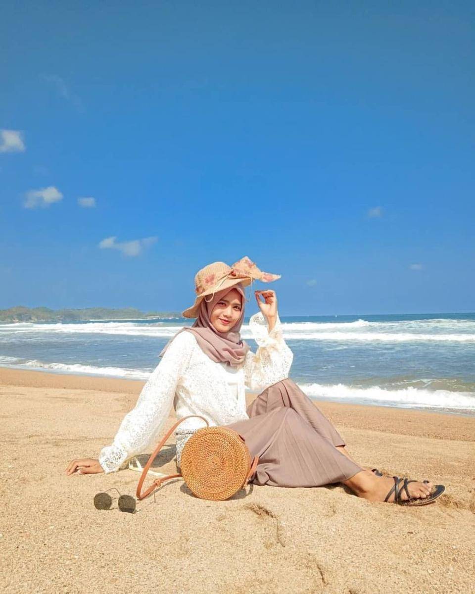 Pantai Soge (instagram.com/_ainurros)
