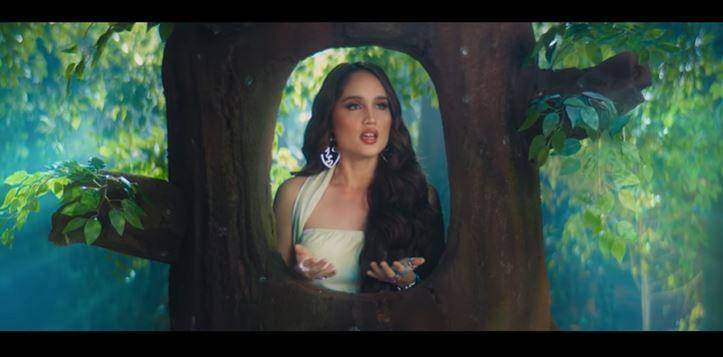 cinta laura (YouTube.com/Indonesian Youtubers)
