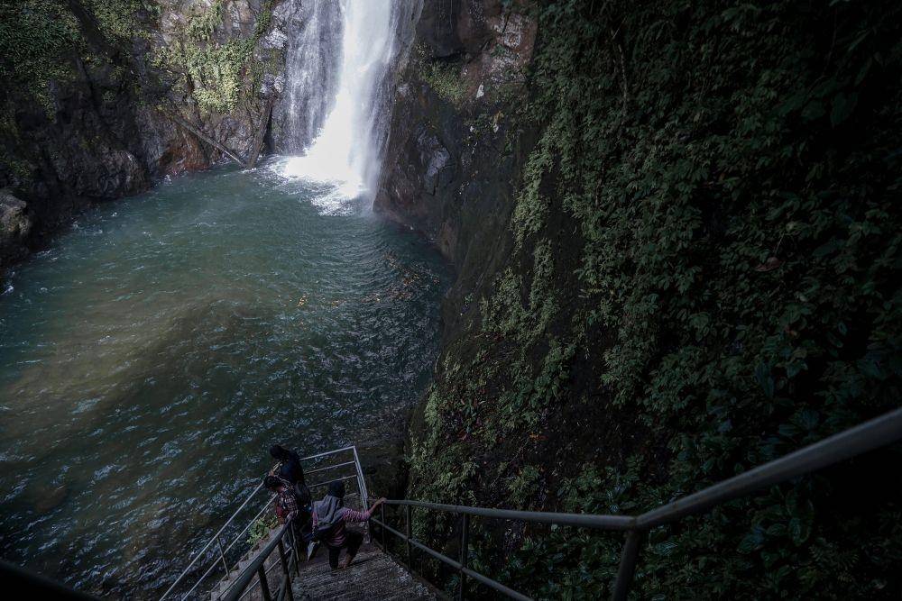 Air Terjun Sipitu-pitu menjadi spot wisata unggulan di DeSka. PLN menyalurkan dana CSR kepada DeSka untuk pengembangan desa wisata. (IDN Times/Prayugo Utomo)
