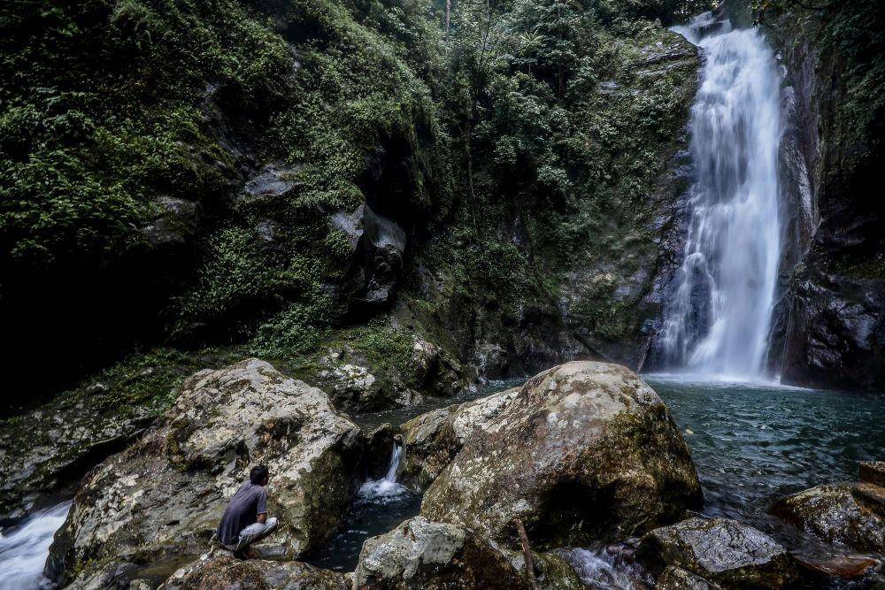 Wisatawan menikmati air terjun Sipitu-pitu, Desa Sait Nihuta Kalangan II, Kecamatan Tukka, Kabupaten Tapanuli Tengah, Sumatra Utara, Rabu (16/6/2021). Air Terjun Sipitu-pitu menjadi salah satu spot wisata unggulan di DeSka. PLN menyalurkan dana CSR kepada DeSka untuk pengembangan desa wisata. (IDN Times/Prayugo Utomo)