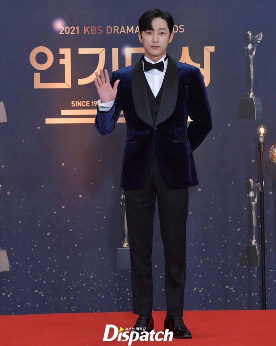 Jinyoung di red carpet (instagram.com/koreadispatch)