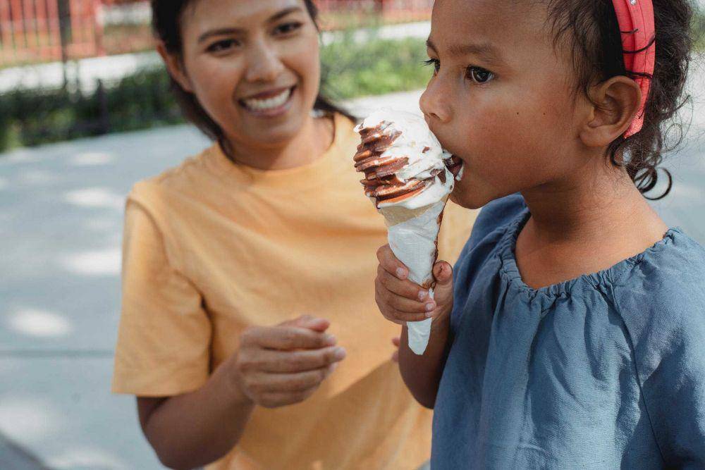 Ilustrasi anak memakan es krim (Pexels/Kamaji Ogino)