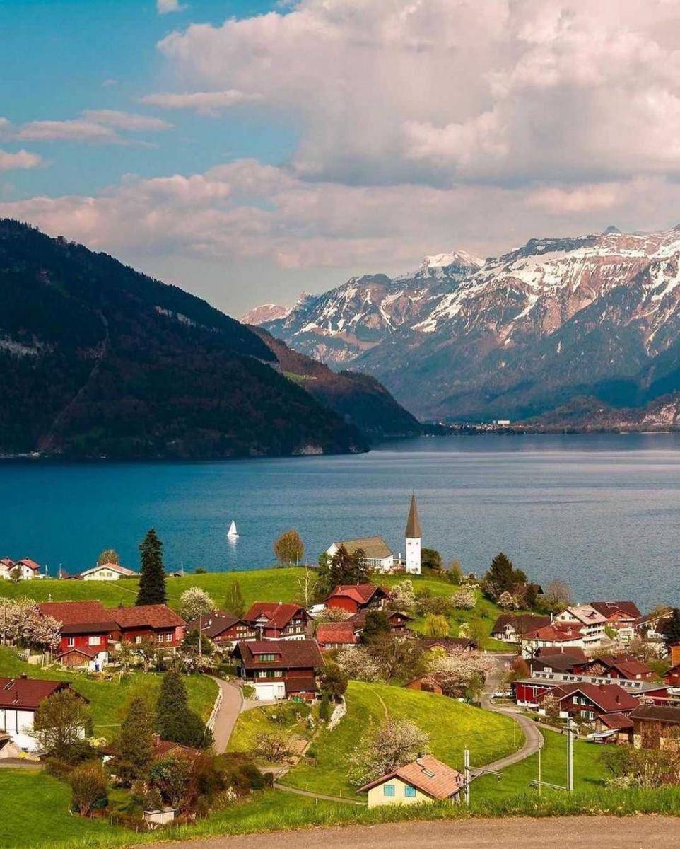 Musim semi di Desa Spiez (instagram.com/wonderful_swiss)