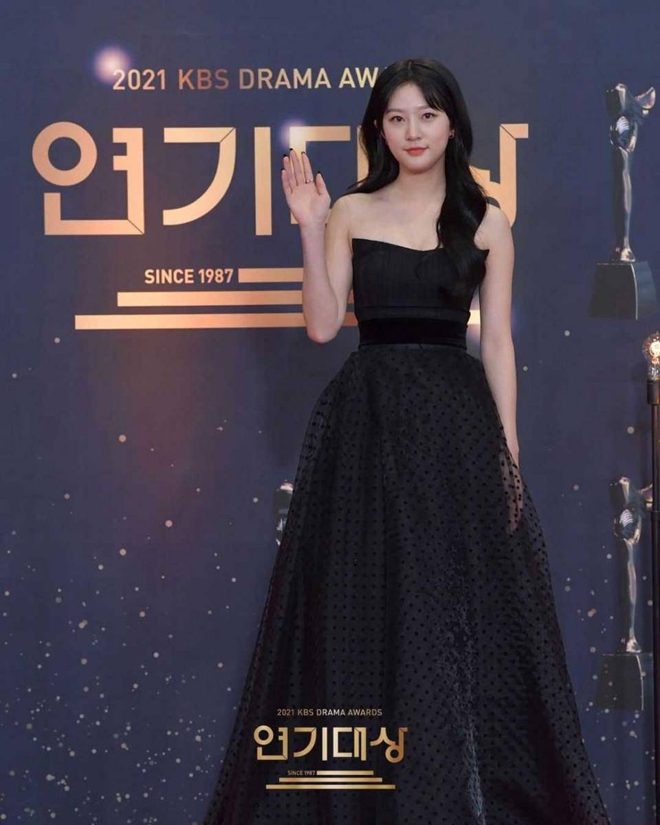 Kim Sae Ron di red carpet (instagram.com/kbsdrama)